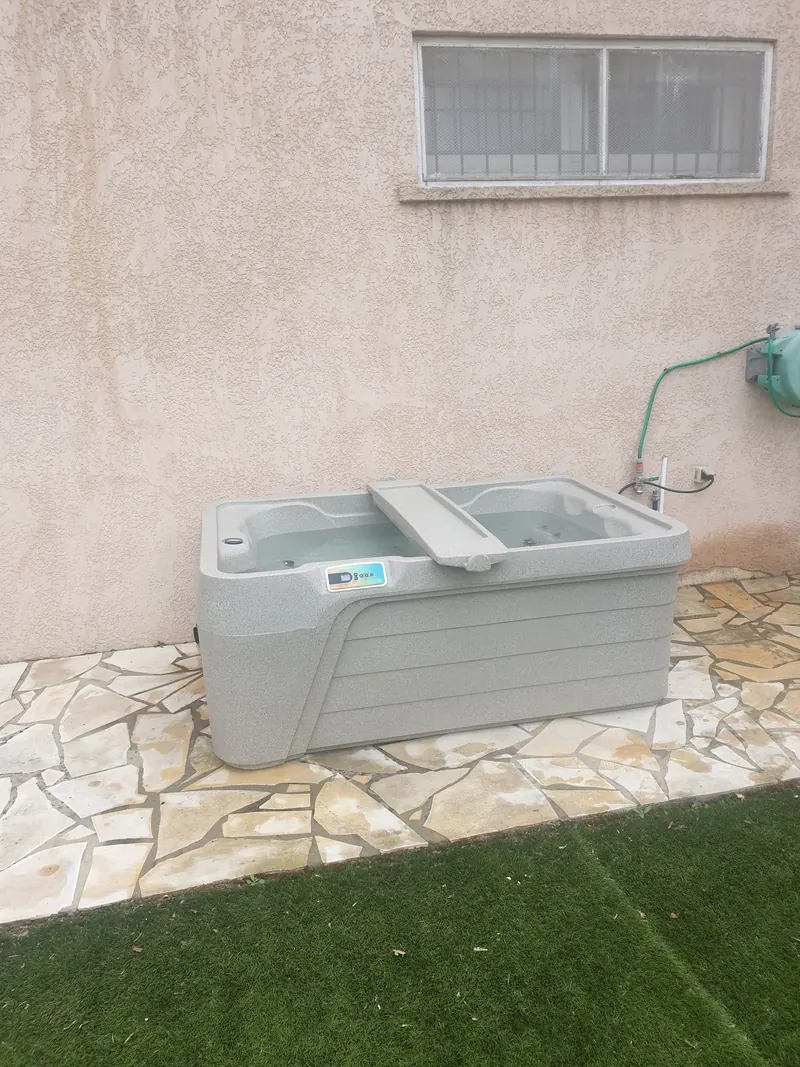 Détail du premier bassin, avec ses jets et son équipement