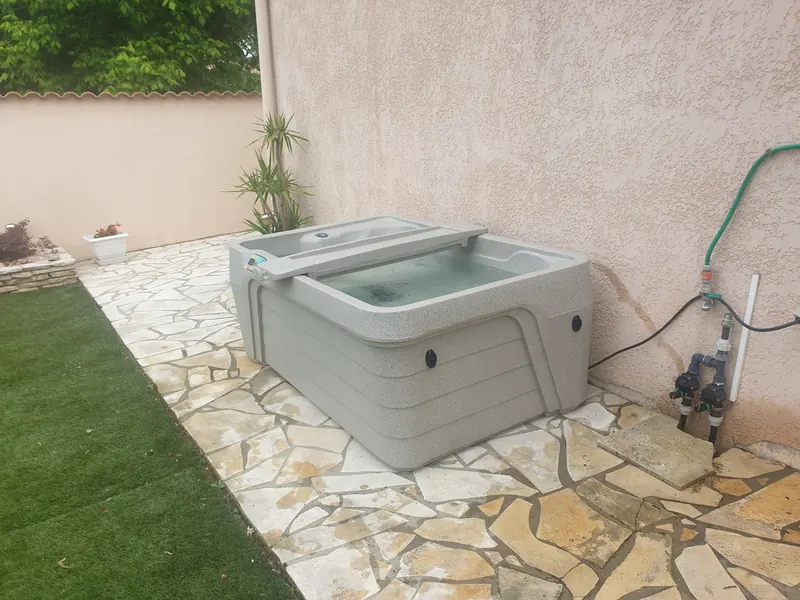 Bassins remplis d'eau turquoise, jets en marche