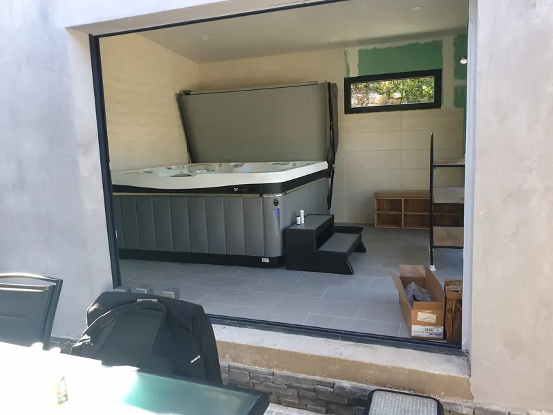 Spa dans une pièce intérieure, vu à travers les baies vitrées