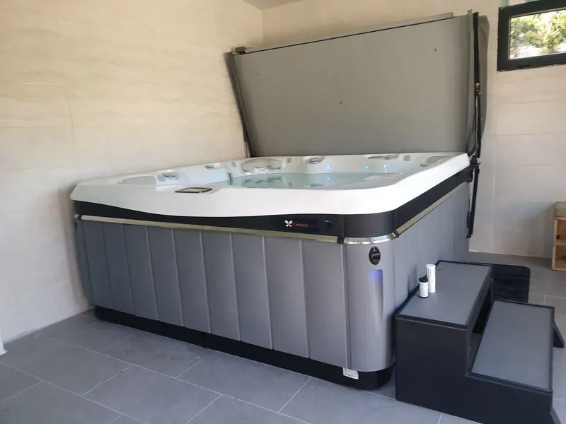 Spa vu de face, dans la pièce