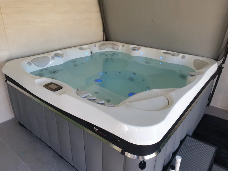 Spa vu de dessus, cuve remplie, jets en action