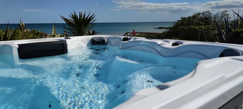 Vue rapprochée des assises et des jets du spa, mer au fond