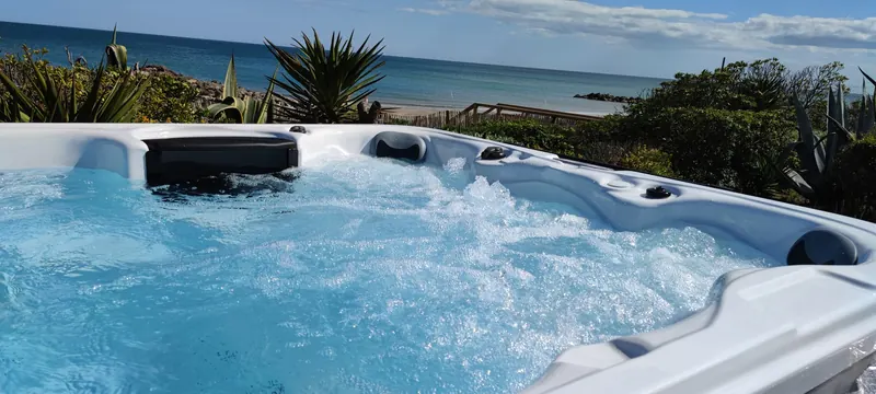 Eau agitée dans le spa, plage visible au loin