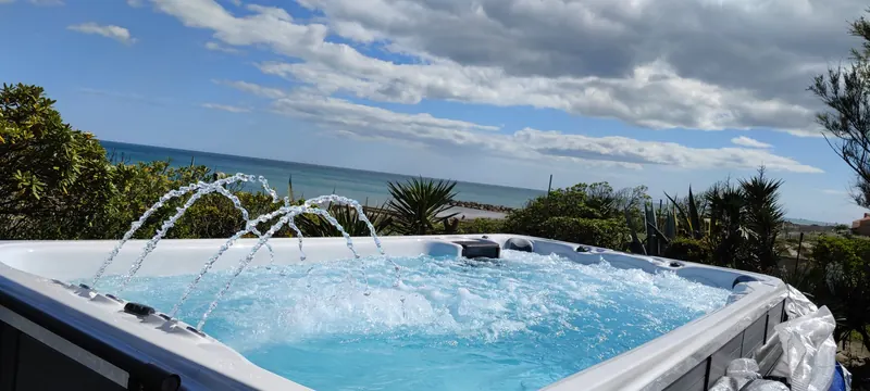Spa large vue, arcs d'eau, mer à l'horizon