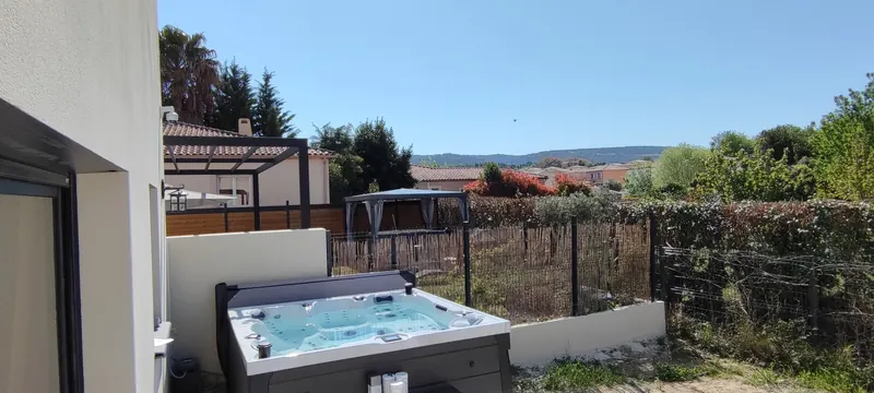Vue d'ensemble du jardin, spa blanc au premier plan
