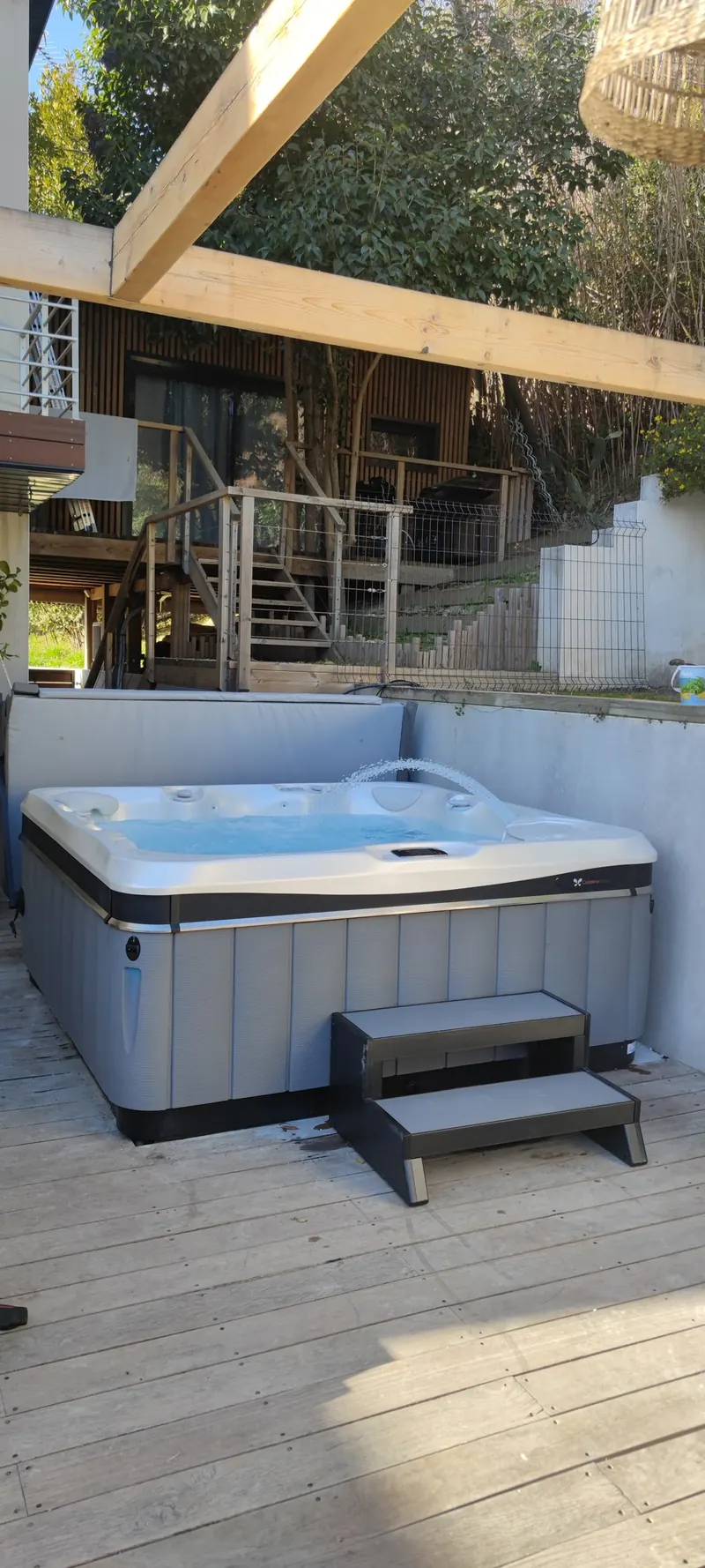 Spa sur la terrasse, sous la pergola en bois