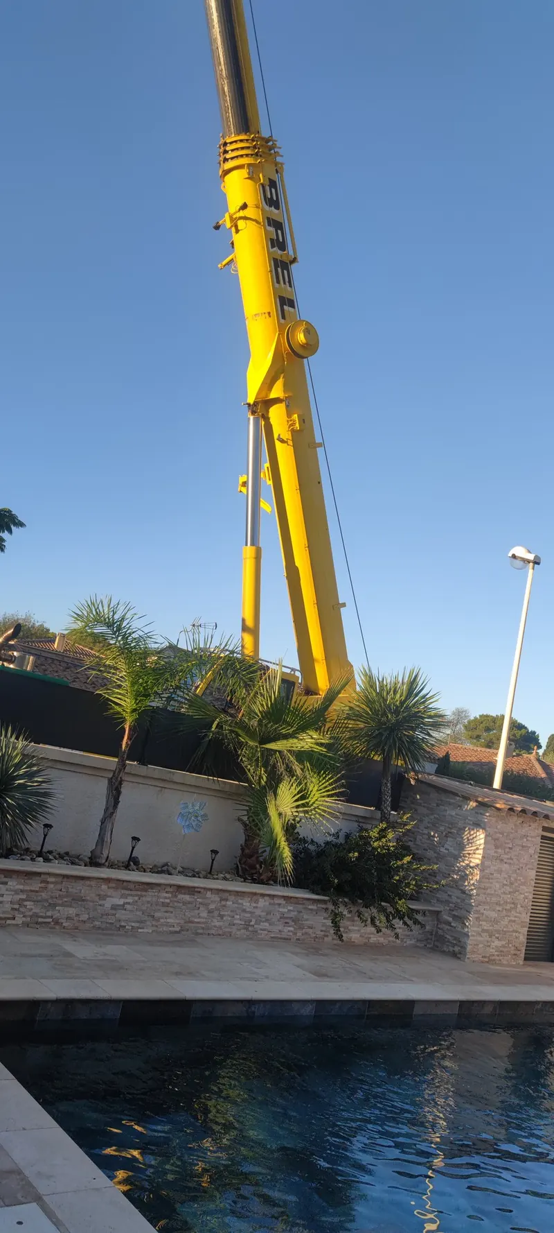 Même levage vu de plus loin, avec le jardin et l'accès