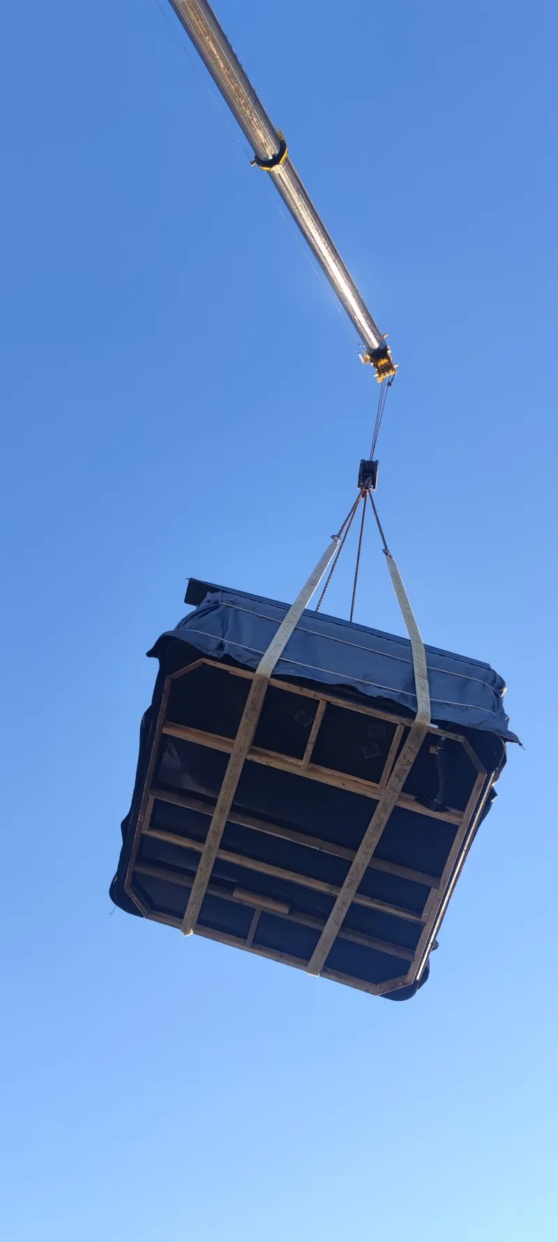 Caisson du spa levé très haut, vu en contre-plongée