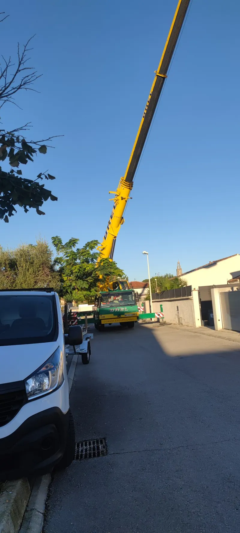 Levage vu depuis la rue d'accès, avec le camion spécialisé et les abords