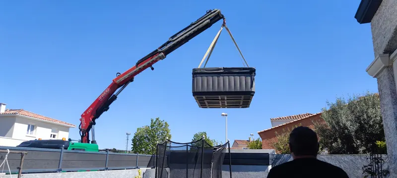 Spa blanc suspendu aux sangles de levage