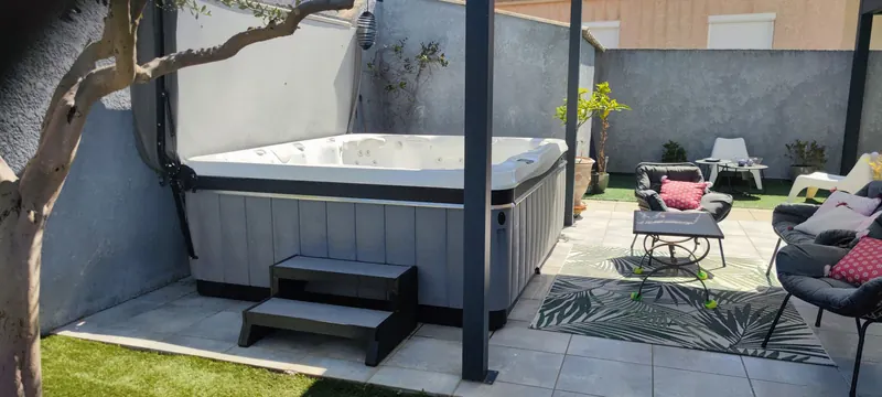 Vue d'ensemble du spa installé, trampoline à proximité