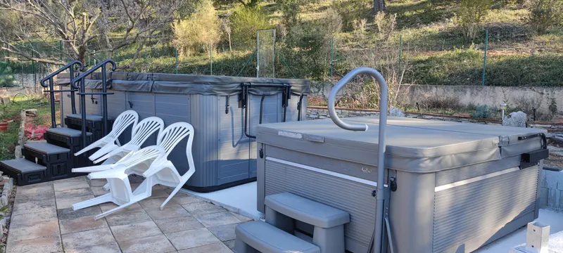 Spa extérieur, chaises longues intégrées de part et d'autre du bassin