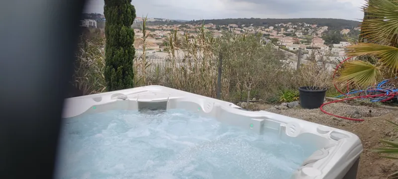 Spa vu d'un angle resserré, eau turquoise et accessoires de traitement