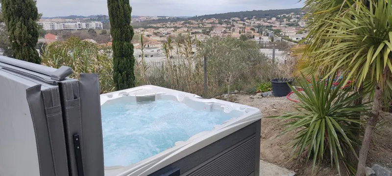 Vue plongeante dans le spa : jets, équipements et eau turquoise