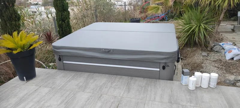 Intérieur du spa avec flacons de traitement et accessoires