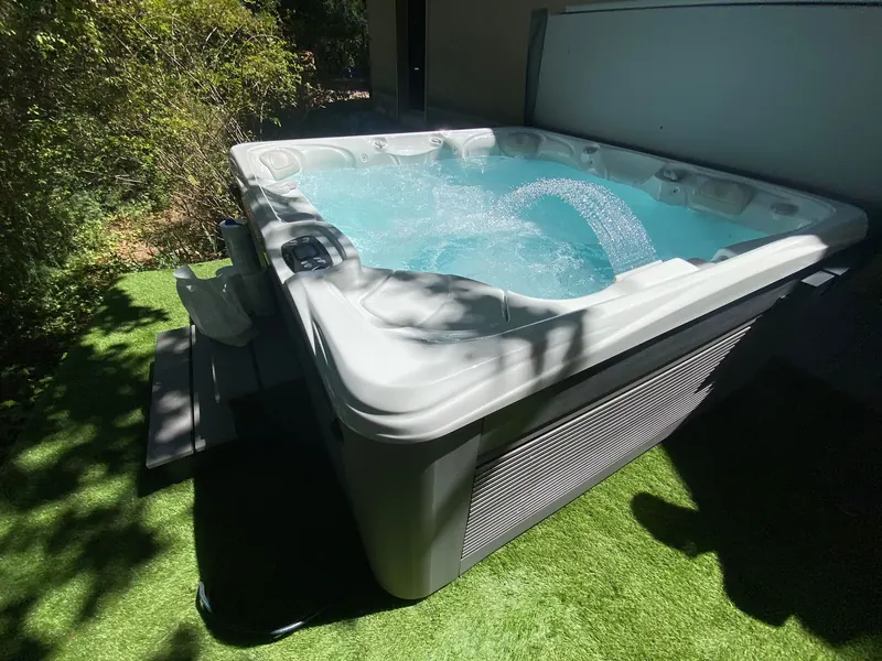 Spa blanc vu de haut, avec l'accès à la terrasse