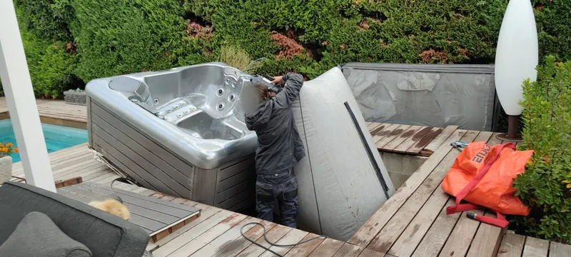 Spa en cours de remplissage, un technicien visible de dos