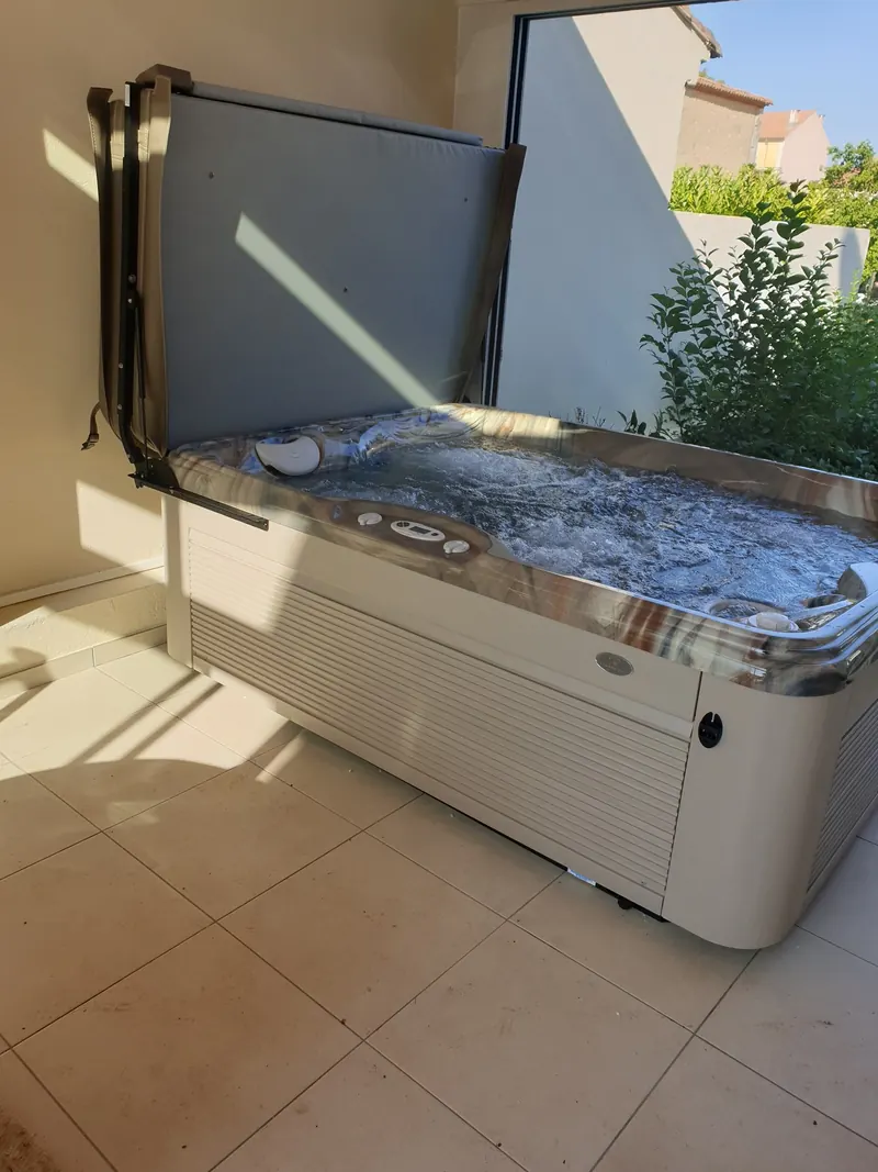 Spa à coque marbrée, avec son panneau de commande et son lève-couverture