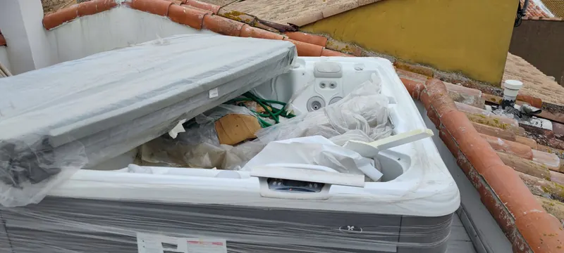 Détail des composants internes du spa ouvert