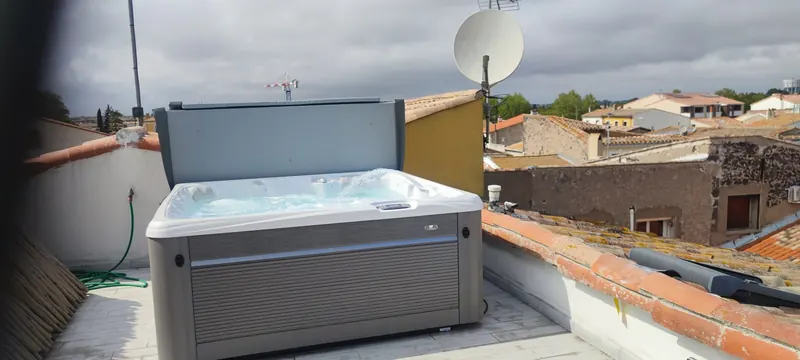 Spa installé sur le toit-terrasse, eau en circulation