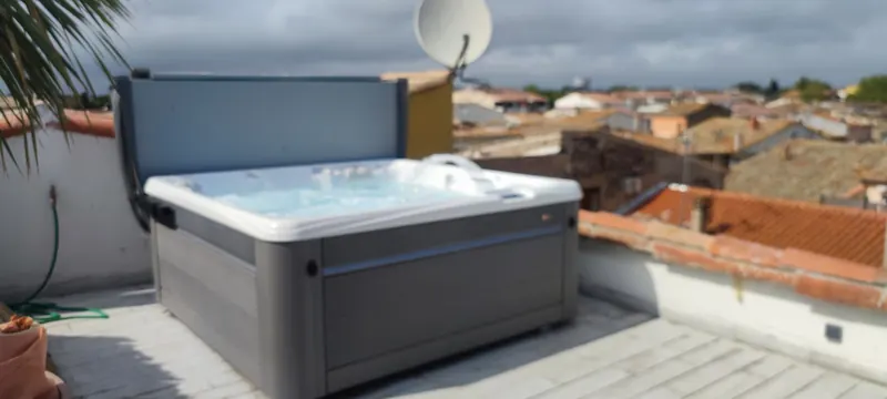 Spa en place sur le toit-terrasse, vue d'ensemble