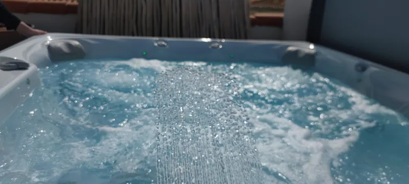 Gros plan sur le corps du spa et ses tuyauteries