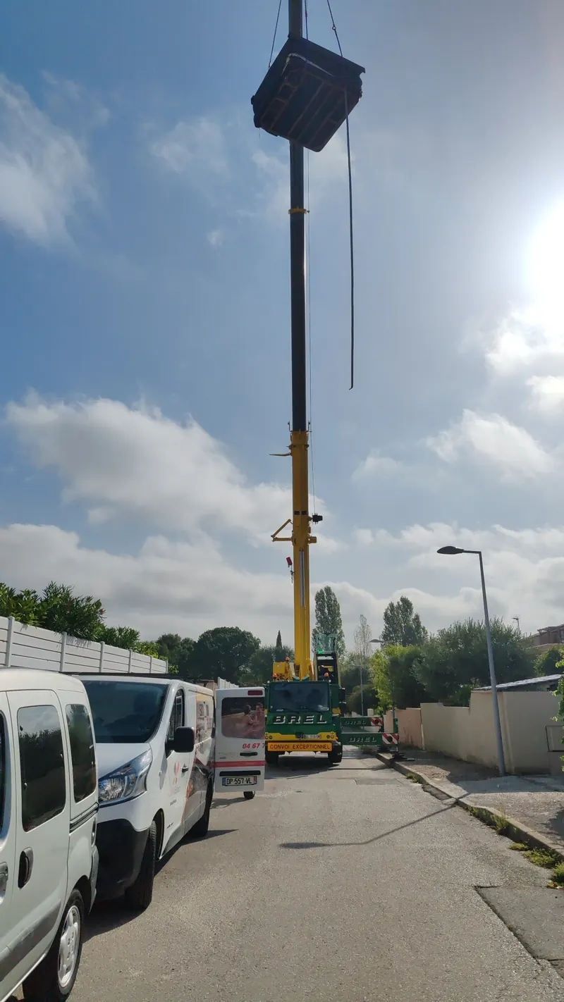 Spa suspendu à la grue, structure de levage visible