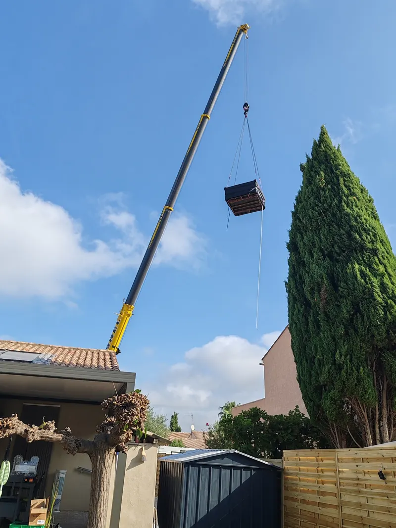 Spa levé à la grue, gros plan sur l'équipement de positionnement