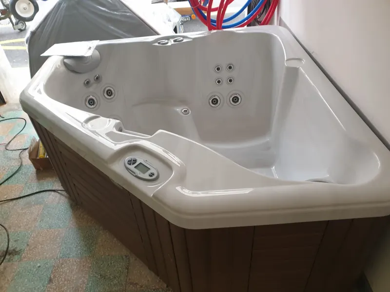 Gros plan sur les buses de massage et la coque blanche du spa