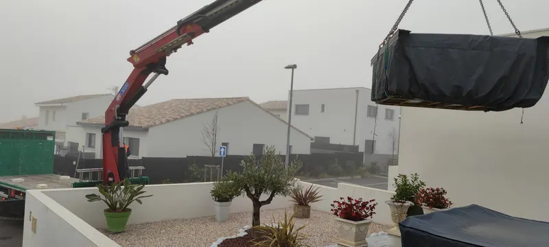 Spa noir en transport sous la grue, sous un autre angle