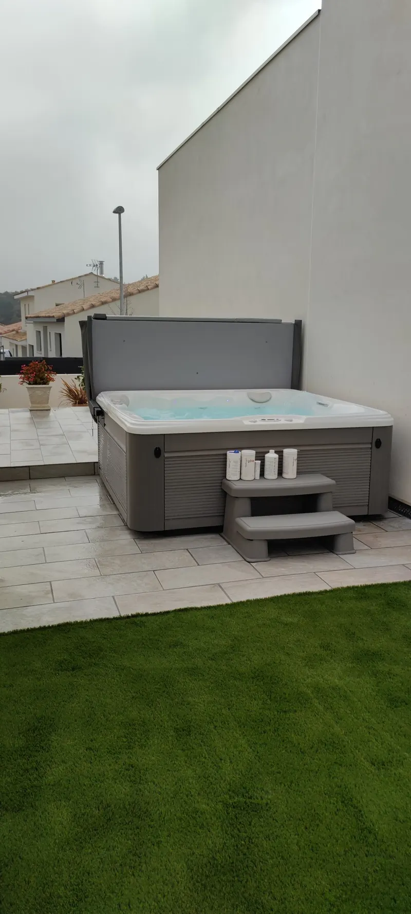 Spa blanc sur le toit-terrasse, vu de côté