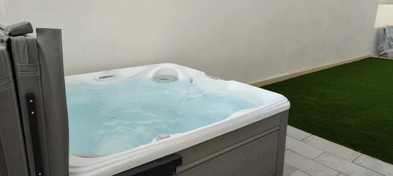 Spa blanc vu de dessus, avec ses jets de massage