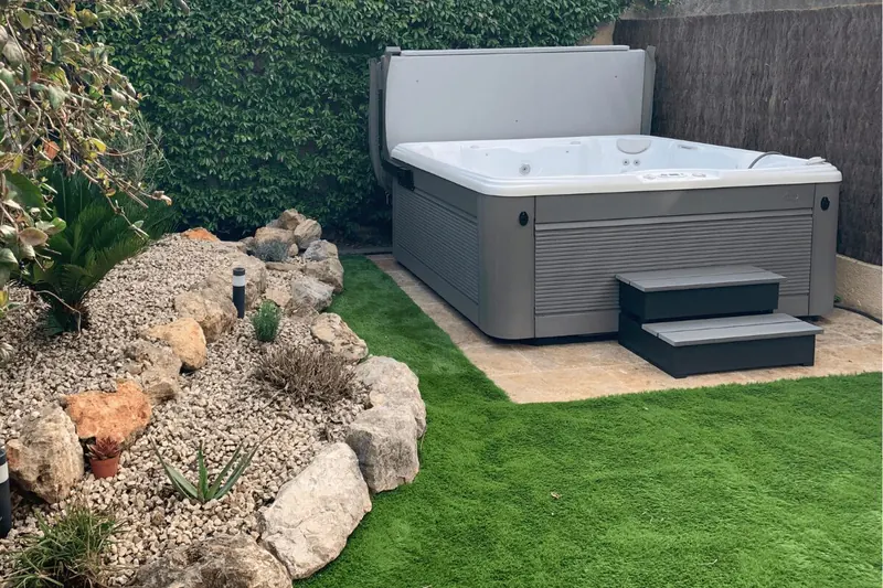 Spa installé dans le jardin paysager de Saint-Jean-de-Védas, entre rocaille et gazon