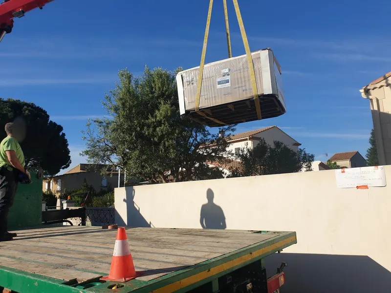 Spa emballé levé au-dessus d'une terrasse