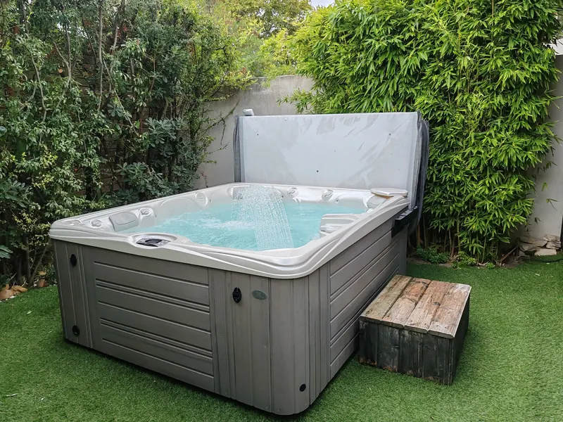 Vue d'angle du spa dans le jardin privé
