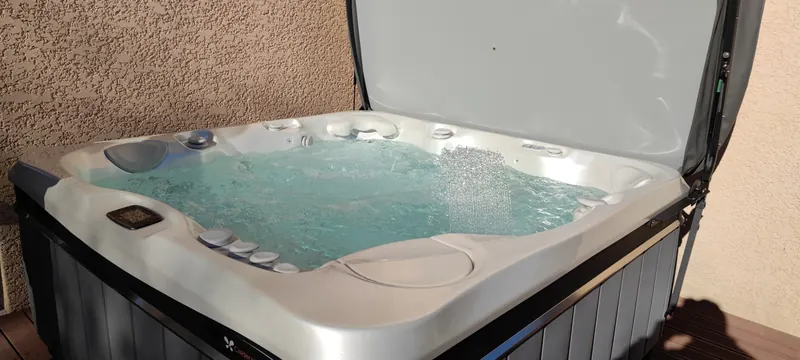 Spa rempli d'eau, jets et circulation testés