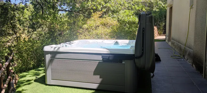 Levage du spa en cours, au-dessus du jardin en pente