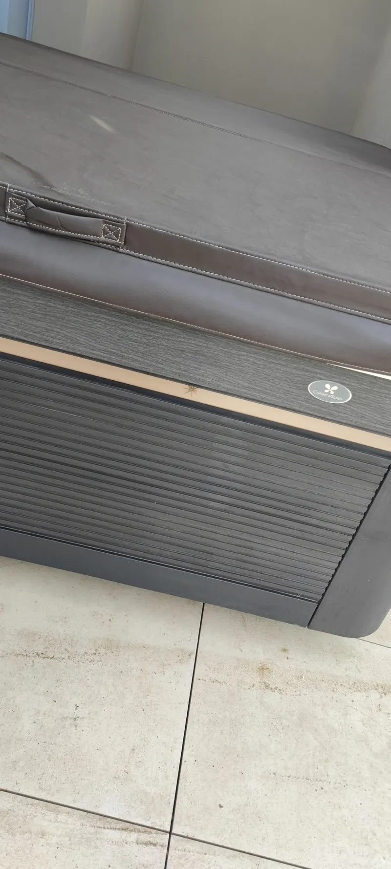 Détail de la sangle de levage sur le spa noir pendant l'installation