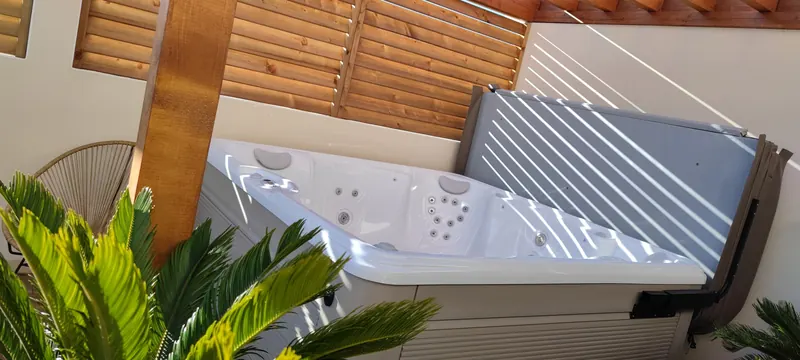 Intérieur blanc du spa avec appuie-têtes et jets, couverture relevée