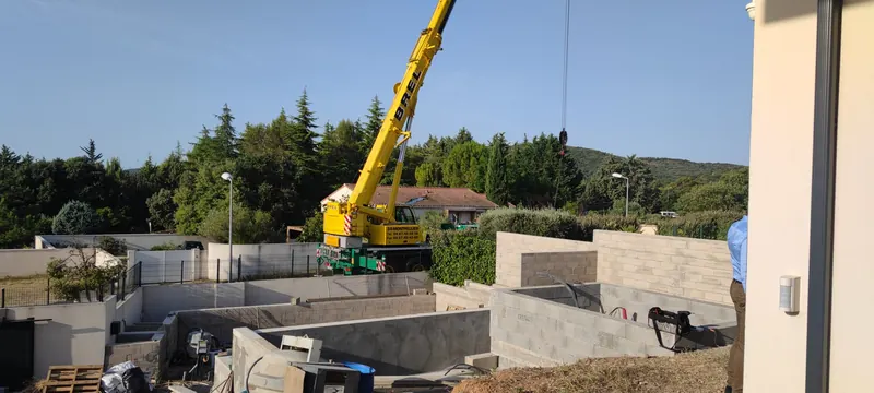 Vue générale du chantier : la grue et le spa