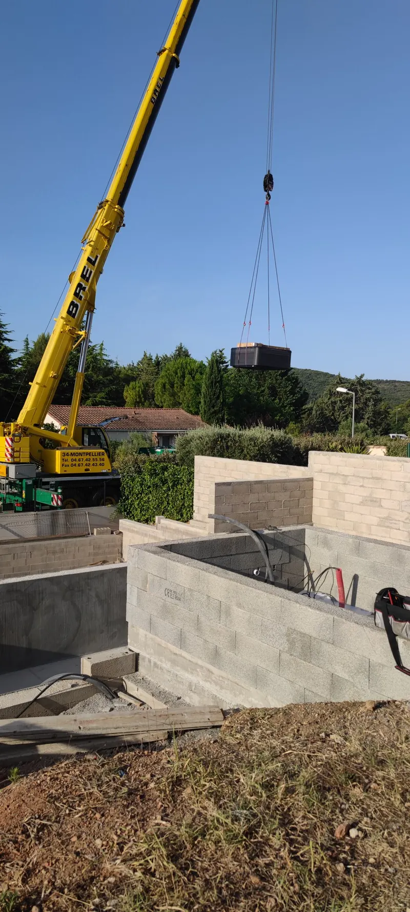 Spa suspendu au-dessus de la dalle en béton