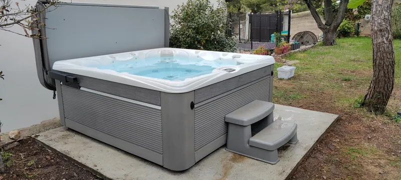Spa gris et blanc encastré dans le sol, installation terminée