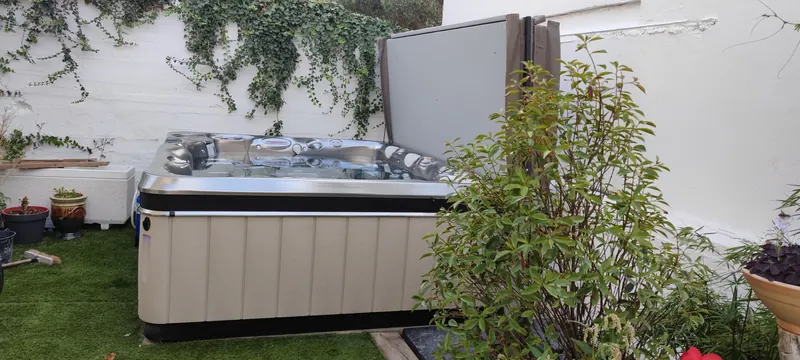Gros plan sur la paroi du bassin