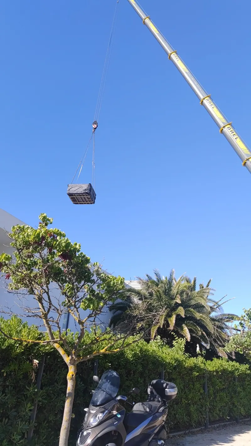 Spa suspendu à la grue pendant le levage