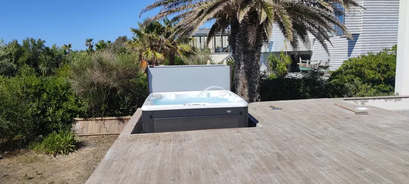 Spa protégé par une couverture blanche