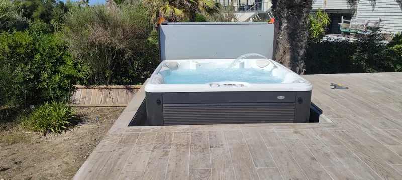Terrasse en composite autour du spa