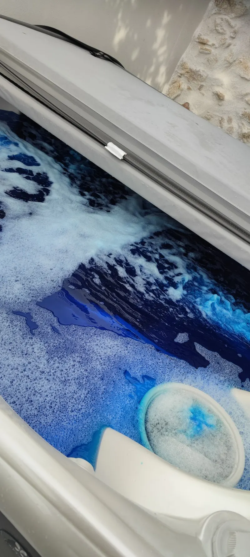 Surface de l'eau bleue dans le spa, jets visibles