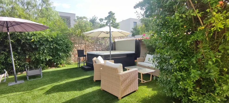 Vue d'ensemble du jardin aménagé : spa et mobilier