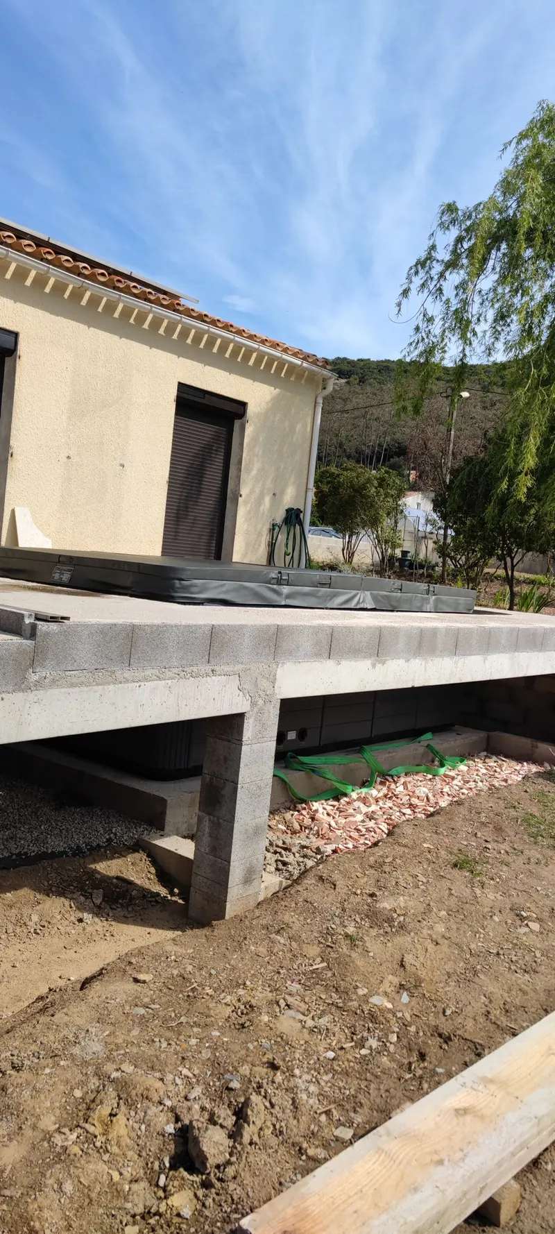 Socle en béton en construction, armatures en acier visibles