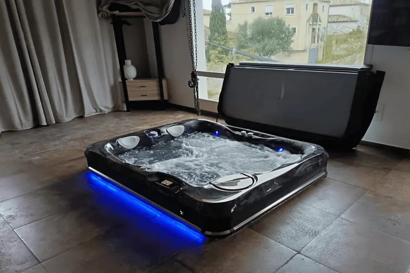 Spa Caldera Ravello encastré dans le carrelage, bandeau LED bleu allumé sous le rebord